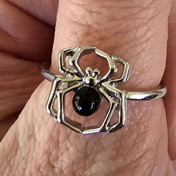 🕷️ Black Bottom Spider Ring - Picture 3 of 6